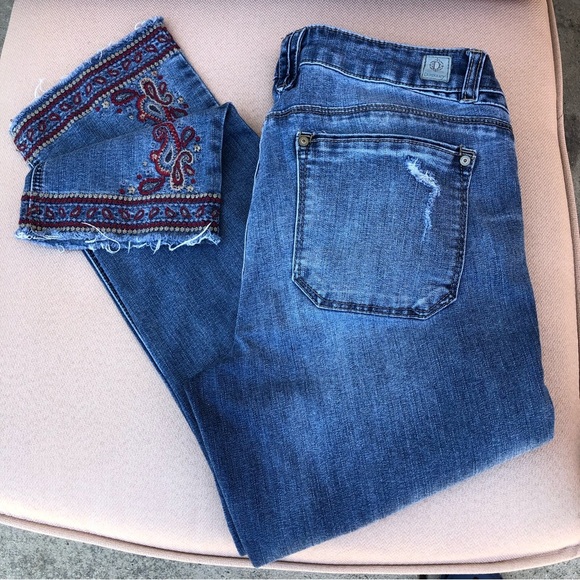 Democracy Boho Slim Straight Flood Distressed Raw Embroidered hem Jeans Size 8 - Picture 13 of 15